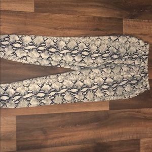 Gianni Bini Pants & Jumpsuits - Gianni Bini Snake print pants Gianni Bini Pants & Jumpsuits - Gianni Bini Snake print pants